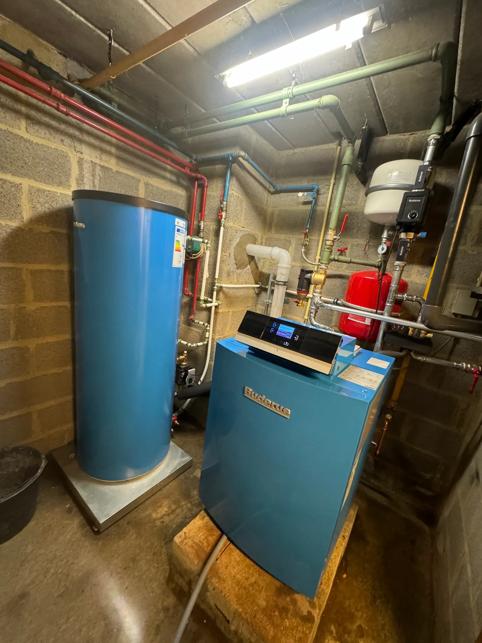 Installation Buderus GB212 et boiler dans un garage